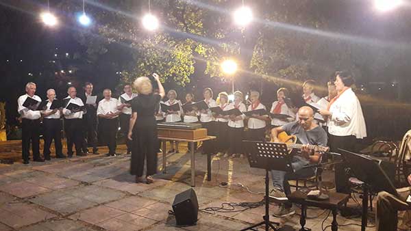 Σε μία άλλη εποχή ταξίδεψε η  χορωδία του συλλόγου “ΦΑΝΟΣ ΣΚ’ΡΚΑΣ” με τις μελωδίες τις το κοινό το βράδυ της Κυριακής