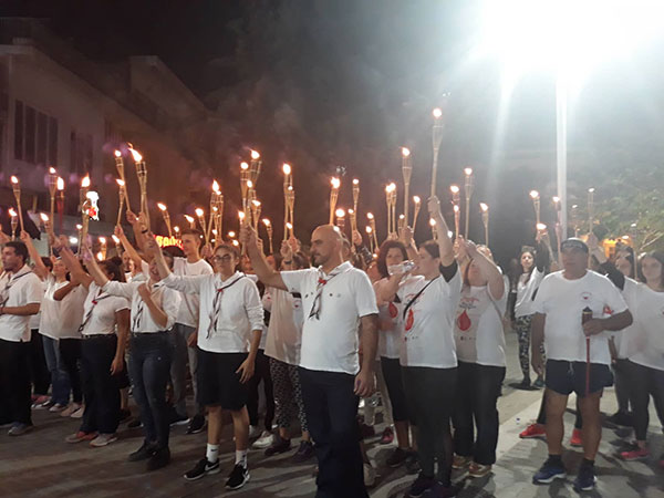 Το άναμμα του βωμού στην κεντρική πλατεία της Κοζάνης από μαθητές-εκπροσώπους τεσσάρων λυκείων