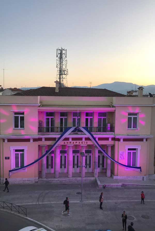 Φωταγωγήθηκε το δημαρχείο Κοζάνης με αφορμή την ημέρα κατά του καρκίνου του μαστού