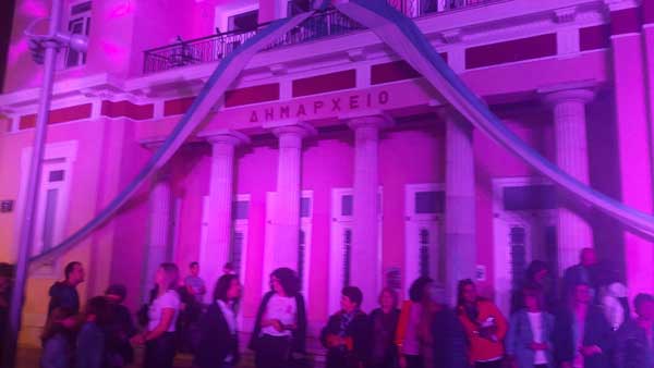 Το δημαρχείο της Κοζάνης φωτίστηκε με ροζ χρώμα με αφορμή την “Παγκόσμια μέρα της πρόληψης από τον καρκίνο του μαστού”