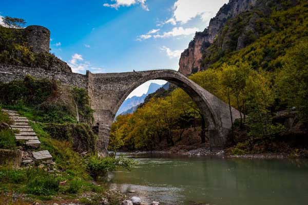 Ύμνος στα ελληνικά πέτρινα γεφύρια: Ο Γρεβενιώτης φωτογράφος Θωμάς Μπιζιούρας, με πάθος μας δίνει υπέροχα κλικ (Φωτογραφίες)