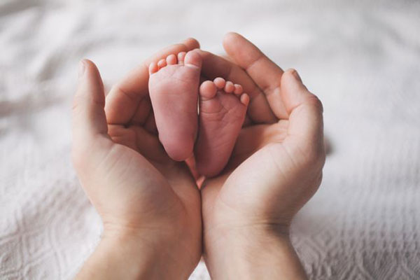 Επίδομα γέννας: Ποιοι και πώς θα το πάρουν – Ποιοι δεν το δικαιούνται