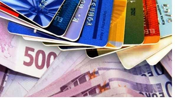 Οι χρεώσεις σε ΑΤΜ, γκισέ και e-banking – Δείτε αναλυτικά τους πίνακες