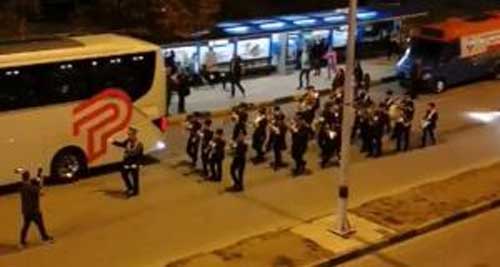 «Μακεδονία ξακουστή»: Η Φιλαρμονική του Δήμου Καστοριάς στους δρόμους (βίντεο)