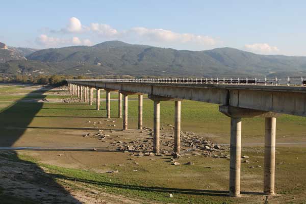 Ιδιαίτερα χαμηλά η στάθμη της λίμνης Πολυφύτου (φωτογραφίες)