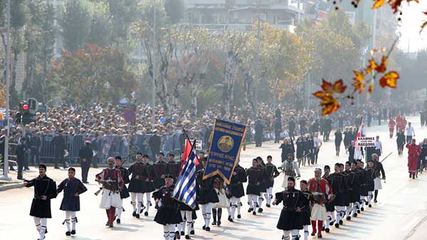 Θεσσαλονίκη:Με πλακάτ “Έλληνες σώσετε τη Μακεδονία” στην παρέλαση οι απόγονοι των Μακεδονομάχων