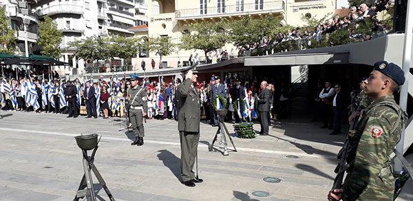 Επιμνημόσυνη δέηση και κατάθεση στεφάνων στην κεντρική πλατεία της Κοζάνης – Ο εθνικός ύμνος από την στρατιωτική μπάντα