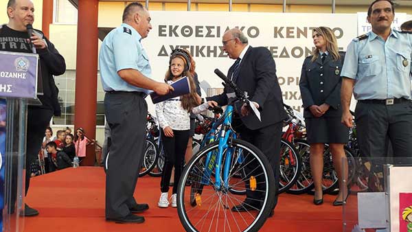 Ποδήλατα κληρώθηκαν σε μαθητές στο αποκορύφωμα της εκδήλωσης της αστυνομίας “Μαζί για την ασφάλεια μας” – Το μήνυμα ήταν η ασφαλής οδήγηση με κράνος