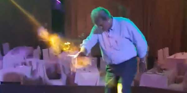 Παύλος Πολάκης: Με τσιγάρο στο στόμα χορεύει ζεϊμπέκικο σε εκδήλωση του ΣΥΡΙΖΑ