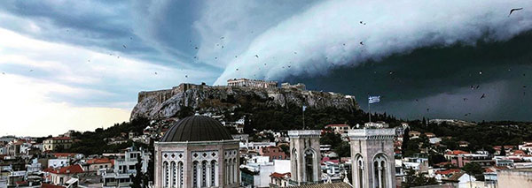 Η φωτογραφία της ημέρας: Το «shelf cloud» πάνω από την Αθήνα