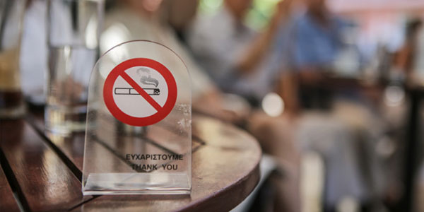 Μια βεβαίωση παράβασης από τη Δημοτική Αστυνομία Κοζάνης για τον αντικαπνιστικό νόμο