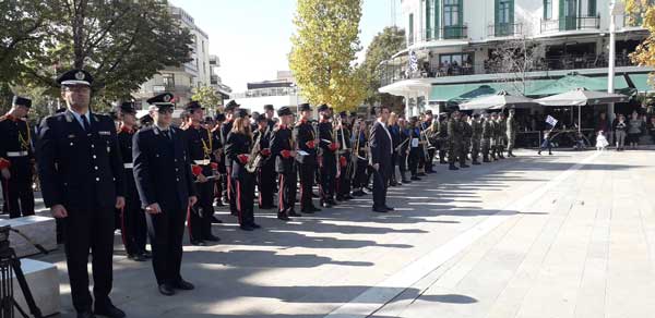 Η ανάκρουση του Εθνικού Ύμνου στην πλατεία της Κοζάνης