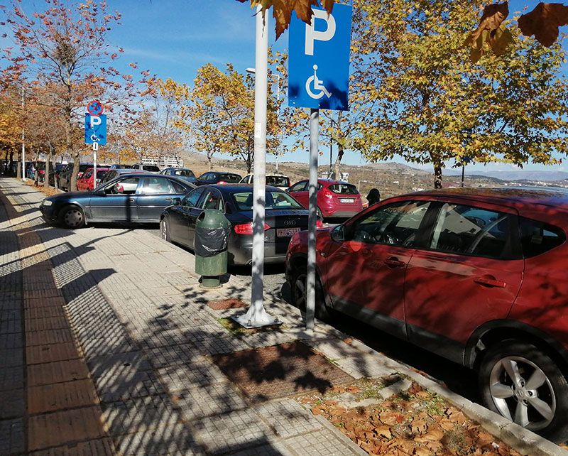 Αυτοκίνητα σταθμευμένα σε θέσεις ΑμΕΑ