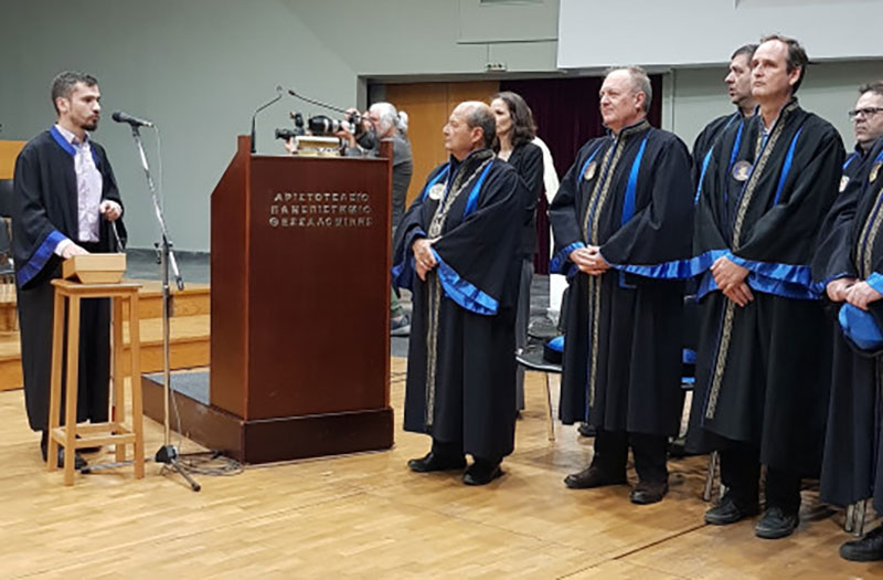 Αργύρης Κουμτζής: Ο τυφλός φοιτητής του ΑΠΘ πήρε πτυχίο με άριστα και συγκίνησε στην ορκωμοσία Πτυχίο με άριστα πήρε ο τυφλός φοιτητής του τμήματος Φυσικής του ΑΠΘ