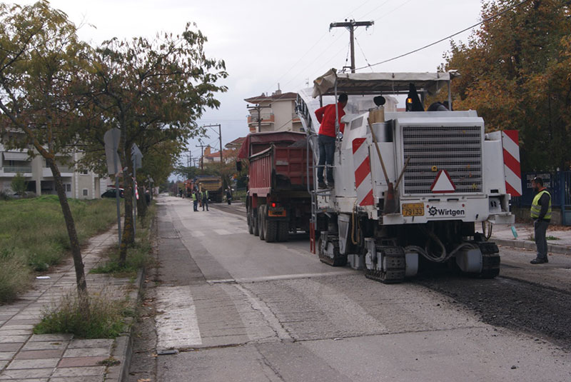Σε εξέλιξη έργα ασφαλτόστρωσης και αποκατάστασης φθορών σε οδούς της Κοζάνης. Δείτε το βίντεο