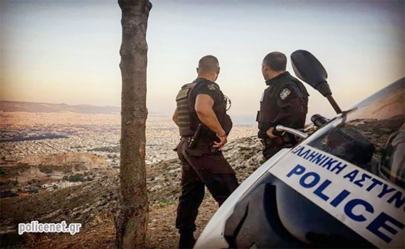 Αστυνομικός στο Μοναστηράκι παίρνει το μικρόφωνο από πλανώδιο μουσικό και εκπλήσσει τους πάντες με τη φωνή του! [ΒΙΝΤΕΟ]