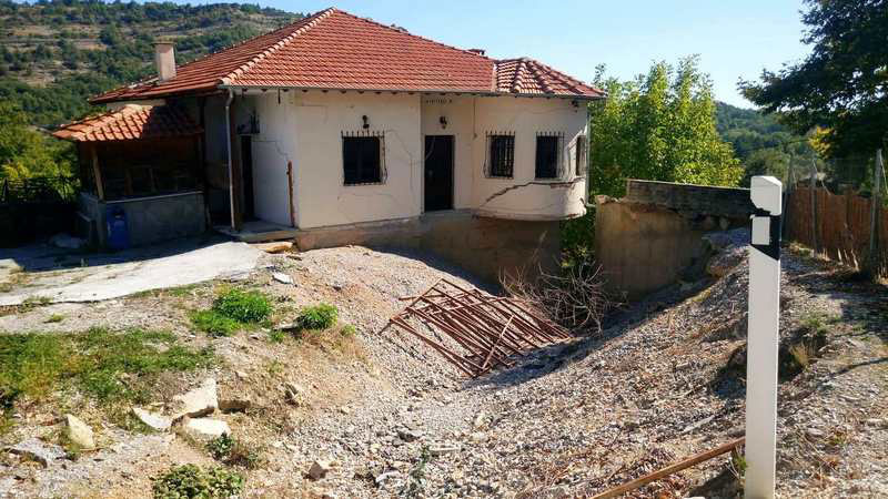 Άμεση λύση για την αποκατάσταση των φαινομένων της κατολίσθησης και διολισθήσεις στην κεντρική πλατεία, στο Δίλοφο Βοΐου