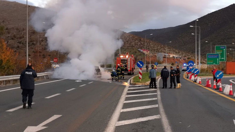 Σιάτιστα: Φωτιά σε ΙΧ στον κόμβο της Εγνατίας – Μπάρα (Δείτε το βίντεο)