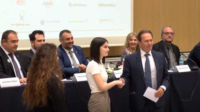 Βράβευση της φοιτήτριας Μαριανίκης Γιαννοπούλου από το Μικρόβαλτο, που εισήχθη 1η στην Φαρμακευτική του ΑΠΘ