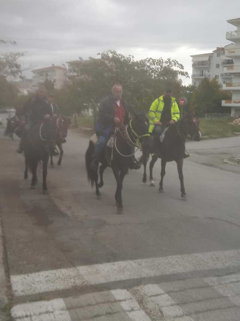 Δείτε φωτογραφίες από την αναχώρηση των καβαλάρηδων της Κοζάνης προς την Ιερά Μονή Ζάβορδας