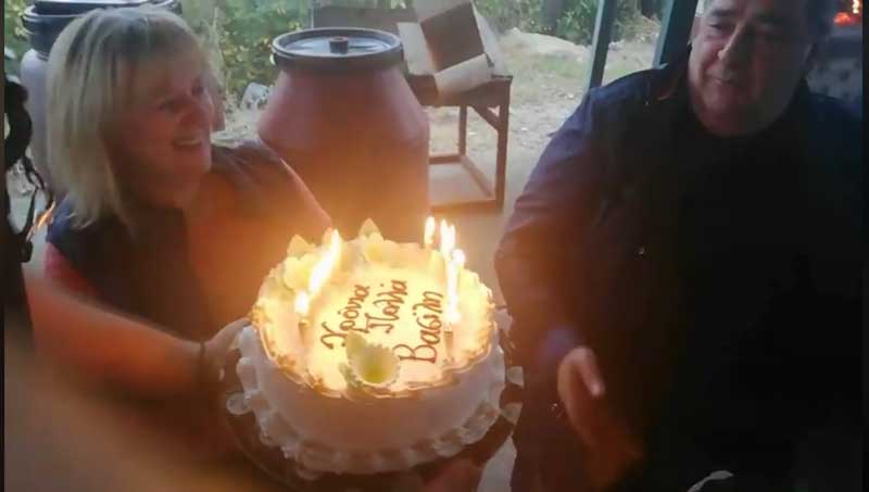 Ο Βασίλης Καρράς γιόρτασε τα γενέθλιά του σε καζάνι στην Άνω Κώμη