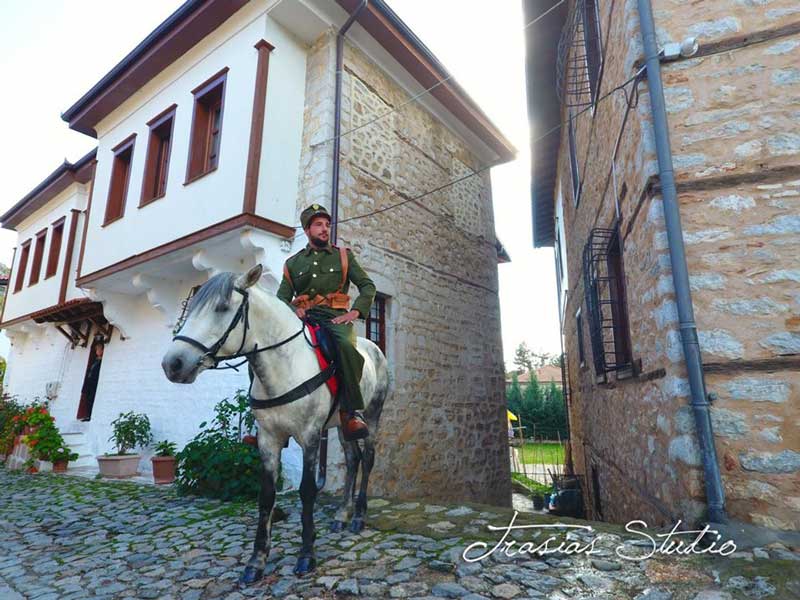 Καστοριά: Οι στρατιώτες που «έκλεψαν» την παράσταση και οι στολές τους (φωτογραφίες)