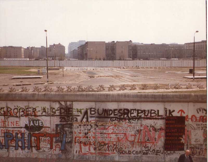Σημειώσεις ενός Κοζάνίτη: 9 Νοεμβρίου 1989 γκρεμίστηκε το τείχος του Βερολίνου-Ένας κοζανίτης στο τείχος το 1982