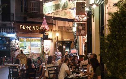 Ανάστατοι οι ιδιοκτήτες καφέ, μπαρ – Τι ισχύει για το ωράριο της… μουσικής