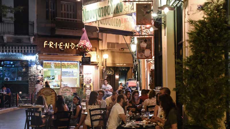 Ανάστατοι οι ιδιοκτήτες καφέ, μπαρ – Τι ισχύει για το ωράριο της… μουσικής