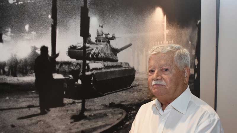 Πολυτεχνείο: Ο μοναδικός φωτορεπόρτερ που απαθανάτισε την εισβολή του τανκ θυμάται τις συγκλονιστικές στιγμές