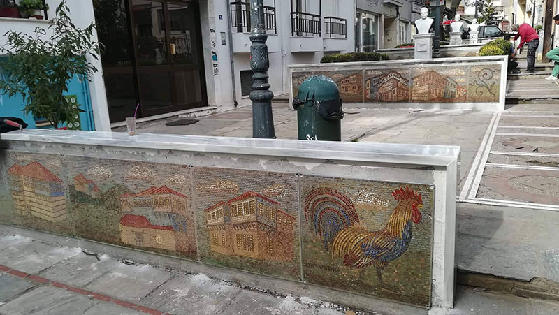 Η “Παραμυθένια Αρχοντούπολη” του Αποστόλη Σιαραμπή με τους τέσσερις κόκορες , φύλακες της πόλης μπροστά από το Λαογραφικό Μουσείo