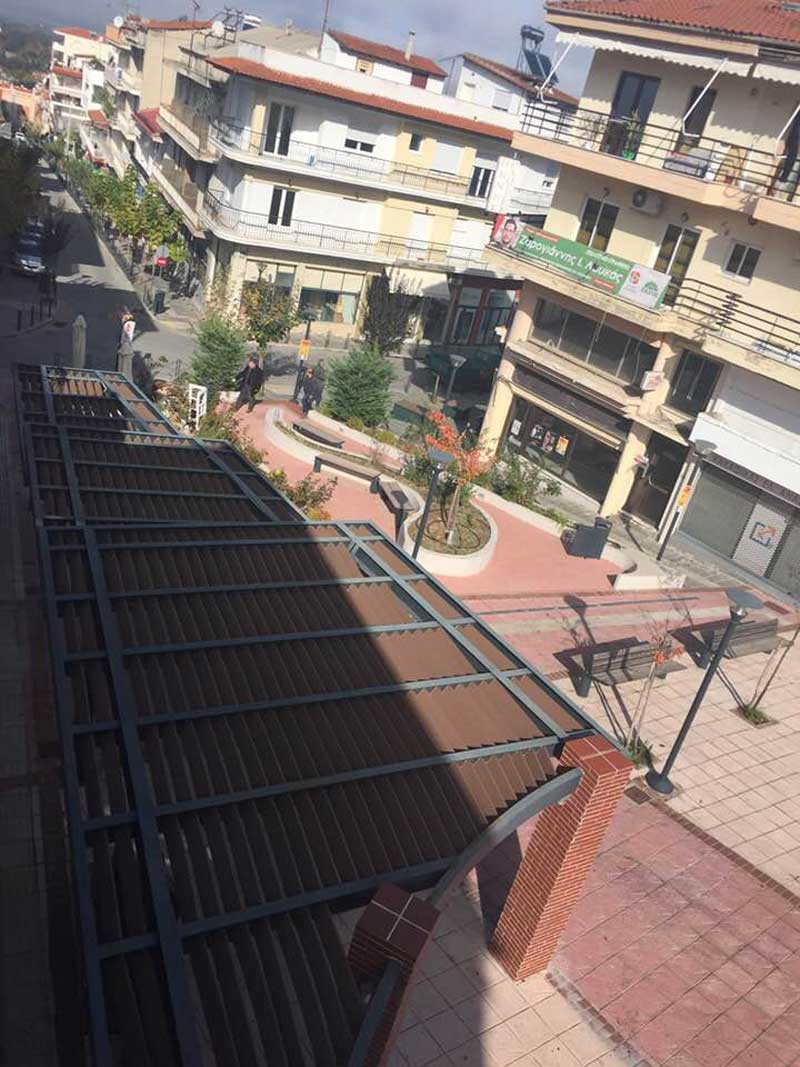 Μομφή του Βασίλη Κωνσταντόπουλου στο Χρήστο Ελευθερίου για το κτίριο Ράπτη