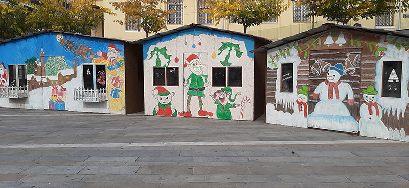 Τοποθετήθηκαν τα σπιτάκια στην κεντρική πλατεία της Κοζάνης