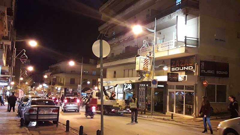 Τοποθετείται ο χριστουγεννιάτικος διάκοσμος στην Παύλου Μελά