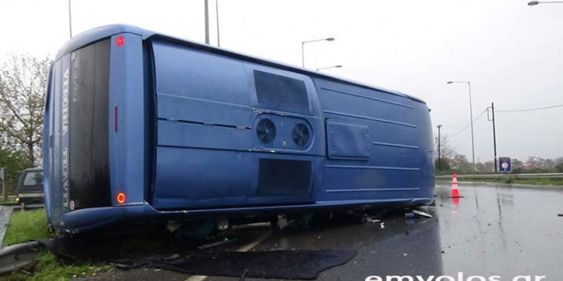 Τροχαίο ατύχημα στην Ημαθία: Ανετράπη τουριστικό λεωφορείο