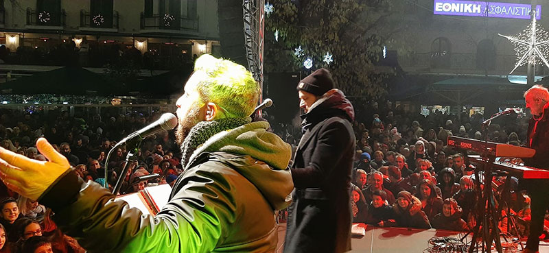 Με τη συναυλία των Βαρδή και Λιανού ξεκίνησαν οι χριστουγεννιάτικες εκδηλώσεις στην ασφυκτικά γεμάτη κεντρική πλατεία Κοζάνης