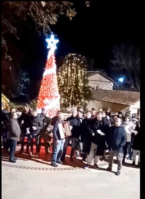 Τα κάλαντα παραμονή της Πρωτοχρονιάς ήχησαν τα μεσάνυχτα σε όλη την Αιανή