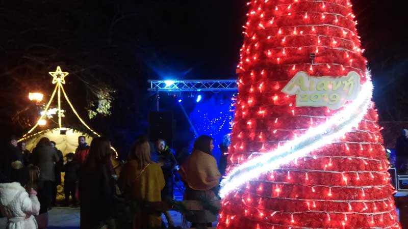 Φωταγωγήθηκε το χριστουγεννιάτκο δέντρο στην Αιανή, την ιστορική έδρα του δήμου Κοζάνης