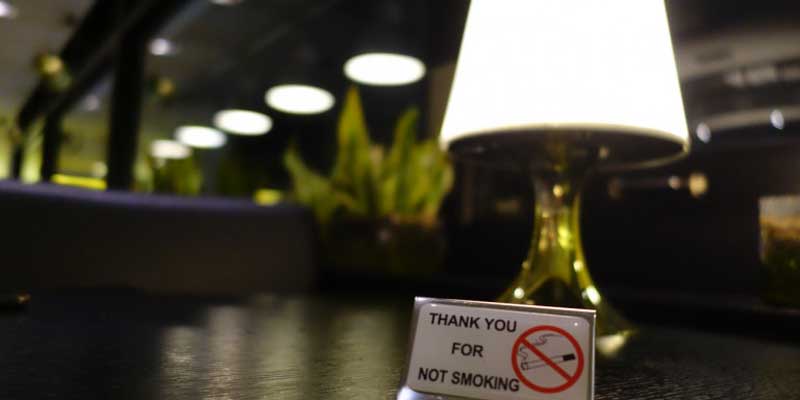 Τρίκαλα: Ιδιοκτήτης καφετέριας βρήκε τρόπο για να μη χάσει τους καπνιστές πελάτες του