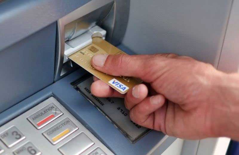 21χρονος «τράβηξε» πάνω από 50.000 ευρώ από τη χρεωστική πεθαμένης
