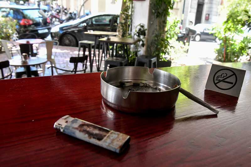 Οι θεριακλήδες και οι καταστηματάρχες αντιδρούν: Έρχονται οι λέσχες καπνού!