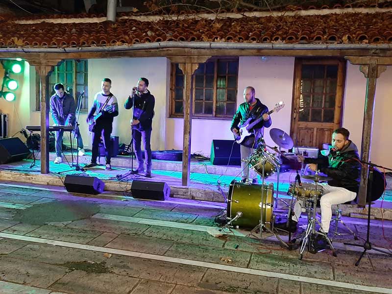 Με rock διάθεση και τους Skyfall συνεχίστηκαν οι χριστουγεννιάτικες εκδηλώσεις του Δήμου Κοζάνης στην πλατεία Λασσάνη