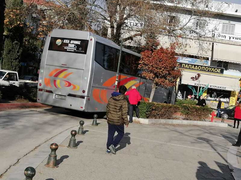 Λεωφορείο εγκλωβίστηκε στην κεντρική πλατεία Πτολεμαΐδας! (φωτογραφίες)