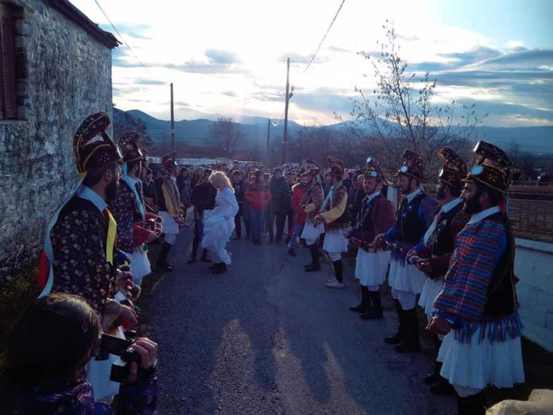 Οι Μωμόγεροι του Αγίου Δημητρίου -Ρυακίου χορεύουν στο σπίτι του  Αρχηγού των Μωμογέρων
