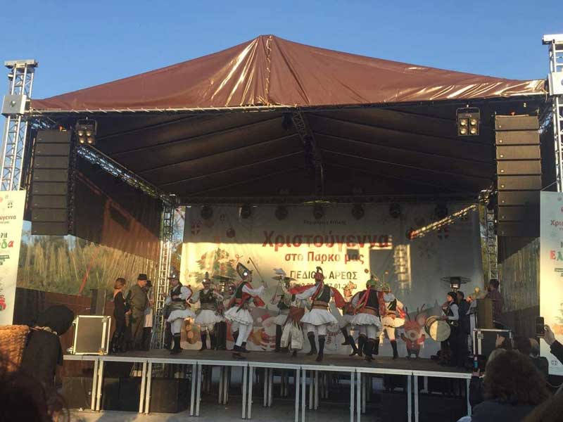 Εντυπωσίασαν οι “Μωμόγεροι” στην εκδήλωση «Μια μικρή Ελλάδα στην Αθήνα» στο Πεδίο του Άρεως