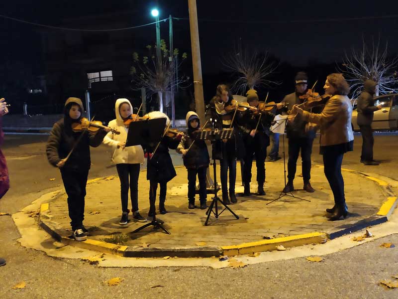 Μικροί βιολιστές του Δημοτικού Ωδείου Κοζάνης μεταφέρουν μέσα στο χιονιά το μήνυμα της διαφορετικότητας