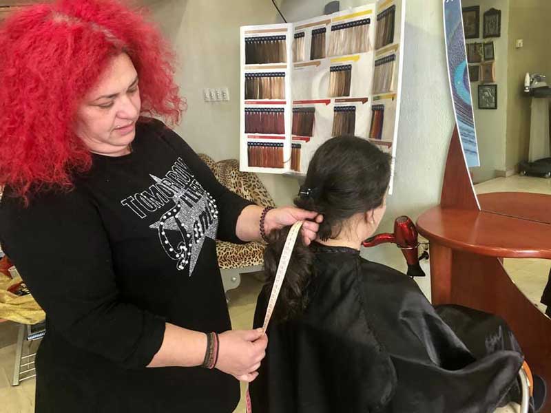 Μία γυναίκα από το Βόιο χαρίζει τα μαλλιά της στο συνάνθρωπό μας