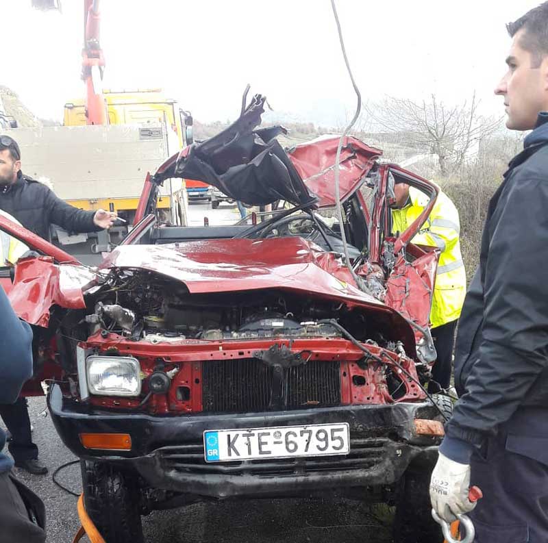 Δείτε βίντεο και φωτογραφίες από την ανάσυρση του αυτοκινήτου έπειτα από θανατηφόρα πτώση του στη Νεάπολη Βοΐου στο ύψος της Τεχνομπετόν