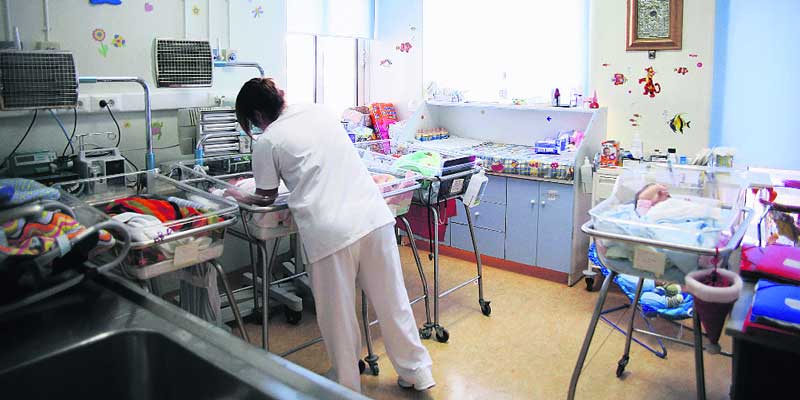 Πώς θα δίνεται το επίδομα των 2000 ευρώ για κάθε παιδί που γεννιέται