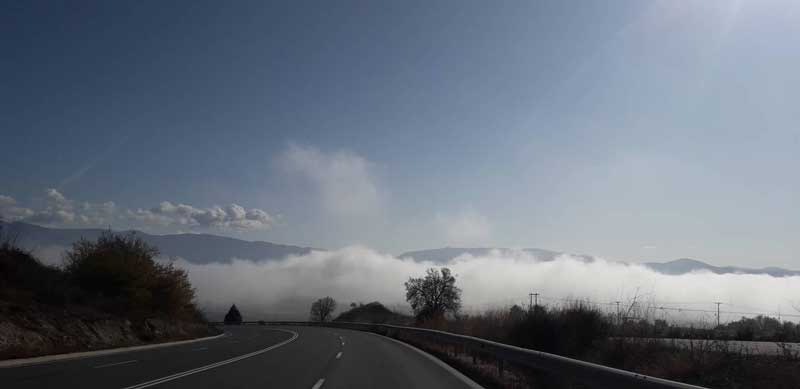 Η ομίχλη κινείται πάνω από τα χωράφια στο δρόμο Πετρανών-Βαθυλάκκου-Ένα λευκό πέπλο στη λίμνη Πολυφύτου